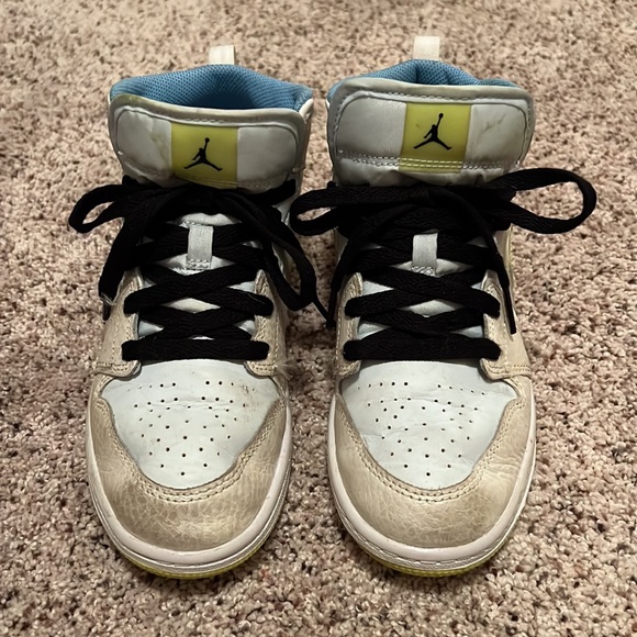 Boys Nike Air Jordan Shoes - Picture 2 of 5